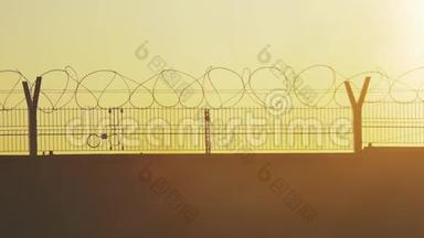 围栏监狱严格制度的剪影铁丝网. 来自难民的非法移民围栏。 非法生活方式